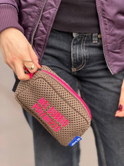 PILLOLA neoprene castoro + ricamo fucsia fluo