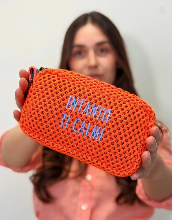 PILLOLA neoprene arancione fluo + ricamo azzurro