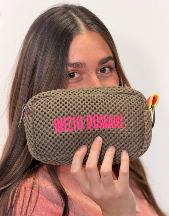 PILLOLA neoprene castoro + ricamo fucsia fluo