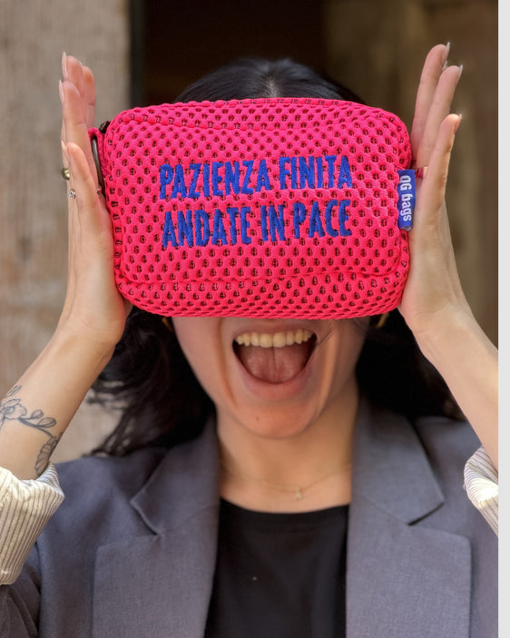 PILLOLA neoprene fucsia fluo + ricamo blu elettrico