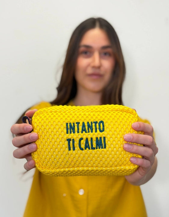 PILLOLA neoprene giallo + ricamo blu