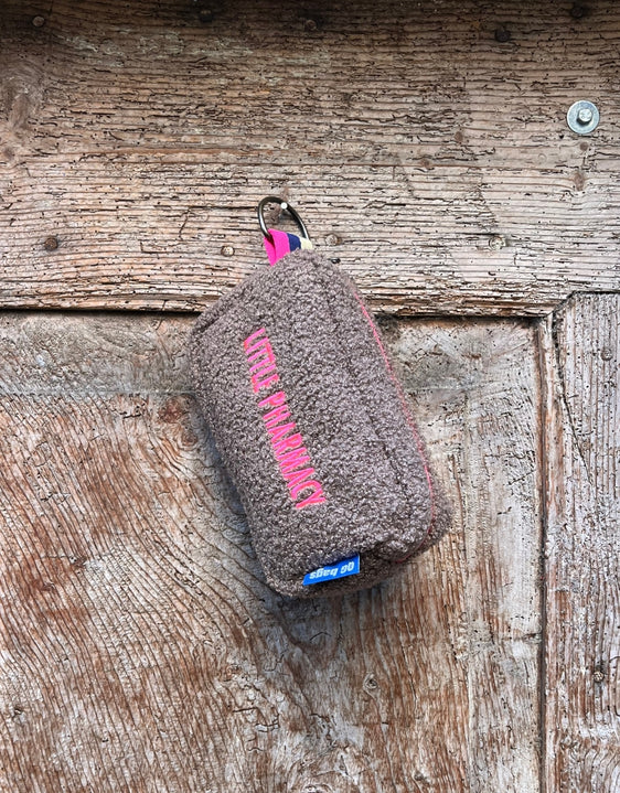 PILLOLA pelosino castoro + ricamo fucsia fluo