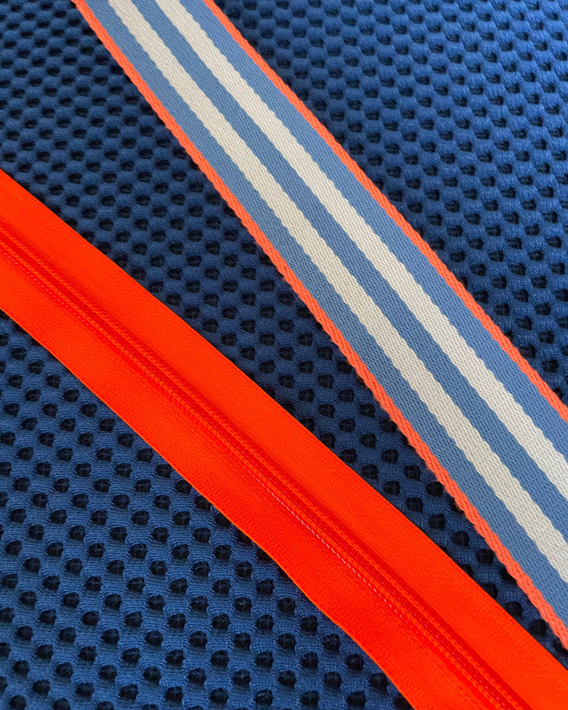 MAMA "borsa dei libri" versione 1 (Amata) neoprene blu elettrico + manico 94 + cerniera e ricamo arancione fluo