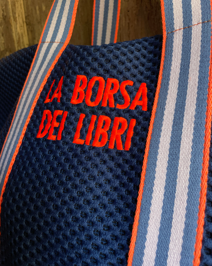 MAMA "borsa dei libri" versione 1 (Amata) neoprene blu elettrico + manico 94 + cerniera e ricamo arancione fluo