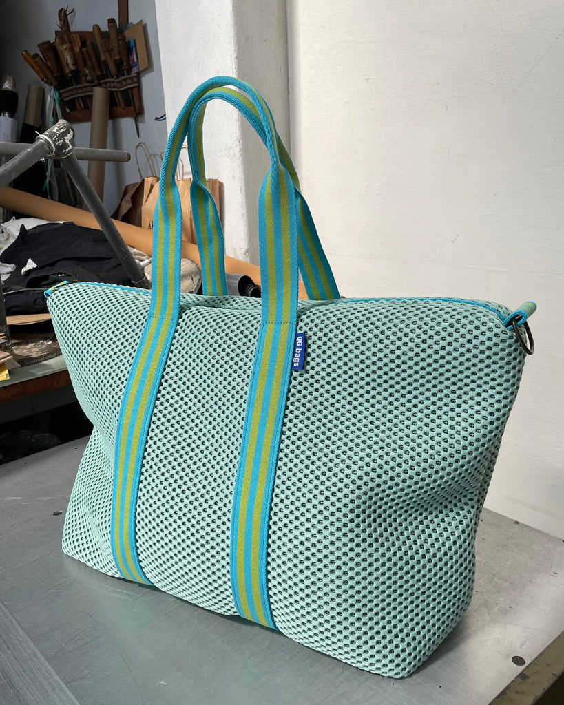 MAMA "borsa dei libri" versione 3 neoprene menta + manico G + cerniera e ricamo azzurri