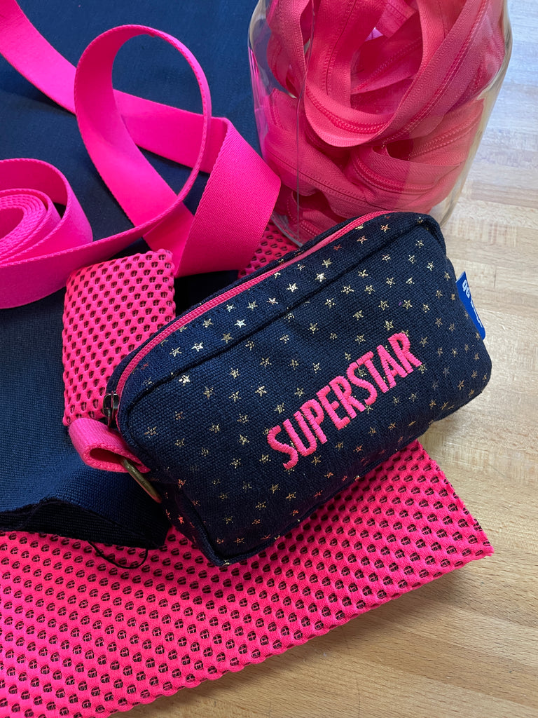 PILLOLA tessuto blu a stelle oro + ricamo fucsia fluo