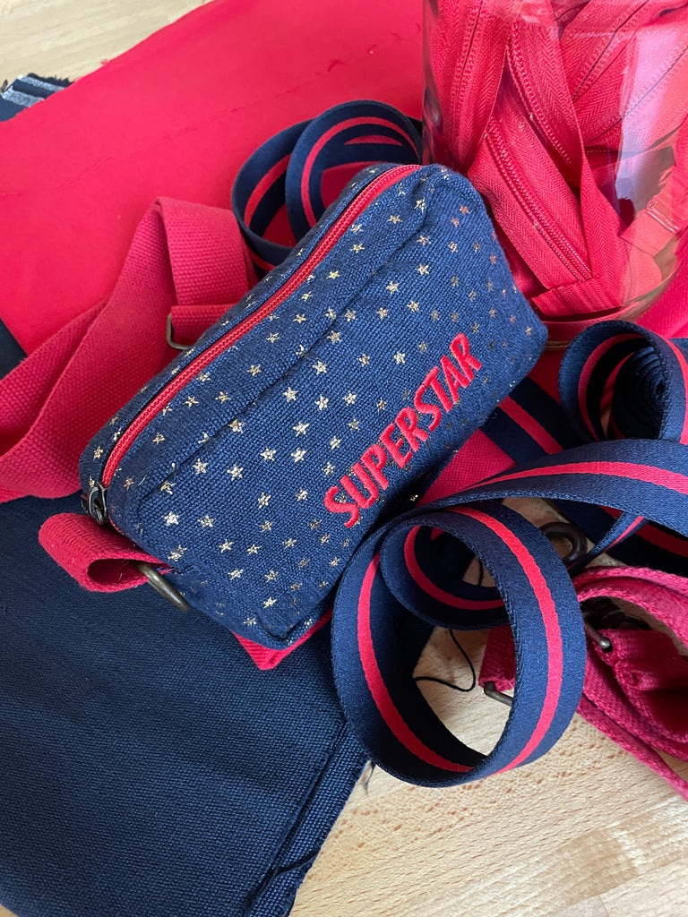 PILLOLA tessuto blu a stelle oro + ricamo rosso