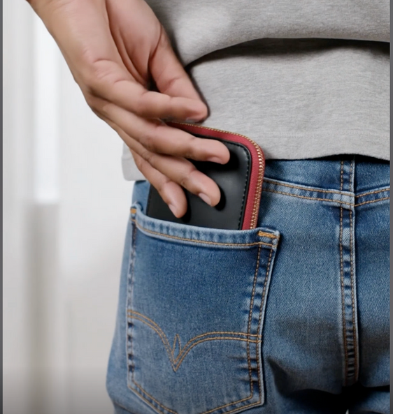 IL BAU pelle nera + zip fucsia fluo