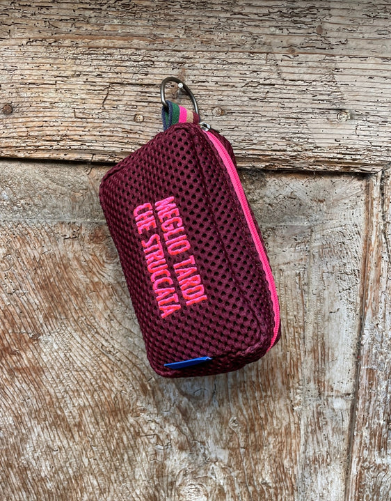 PILLOLA neoprene bordeaux + ricamo fucsia fluo