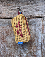 PILLOLA neoprene senape + ricamo bordeaux