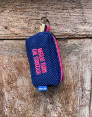 PILLOLA neoprene blu elettrico + ricamo fucsia fluo