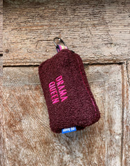 PILLOLA pelosino bordeaux + ricamo fucsia fluo