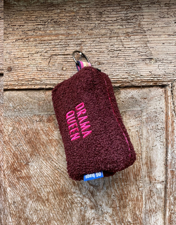 PILLOLA pelosino bordeaux + ricamo fucsia fluo